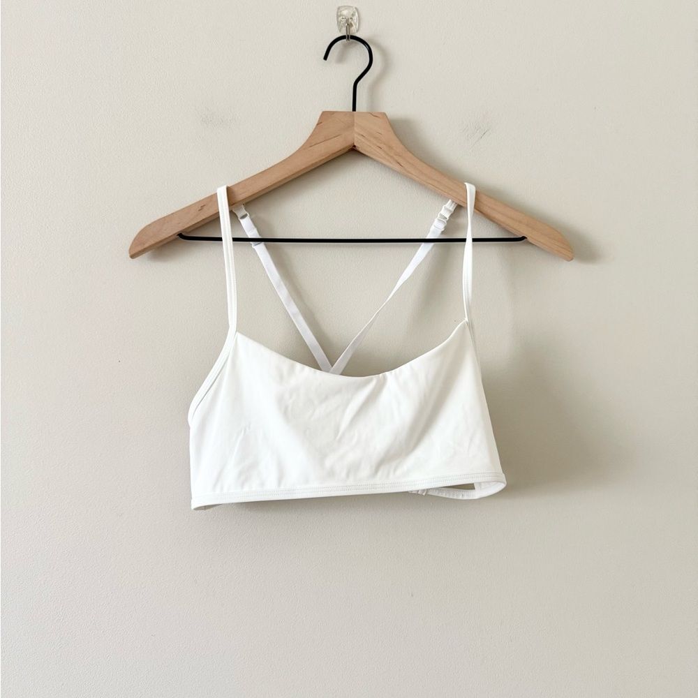 Keyhole/ LC Apparel Strappy Light Support Sports Bra in White Size M